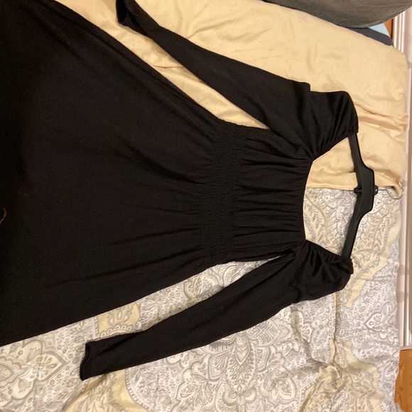 H A&M’s black dress that can be shoulder on or shoulder off! - Picture 1 of 2
